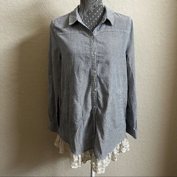 Umgee Women’s Medium Pinstripe Lace High Low Button Down Tunic Top - Picture 2 of 8
